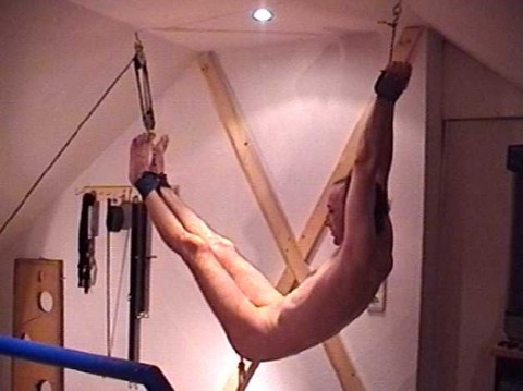 Suspended  Sklave aufgehängt
