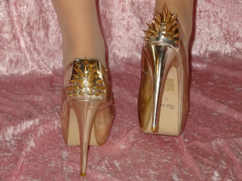 Goldene Stachel-High-Heels 3.