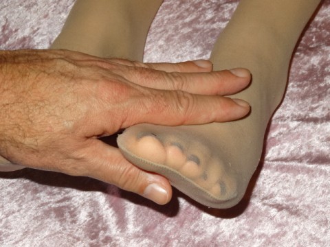 Sklave verwöhnt Nylonfüsse