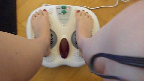 Füße massieren lassen, von einem Massagegerät...