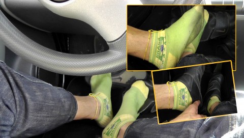 Sneakersocken beim Autofahren