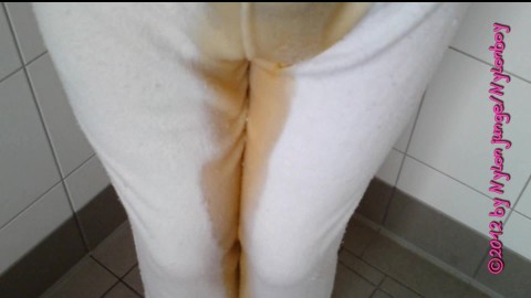 01 - Pissen in Weisser Jogginghose