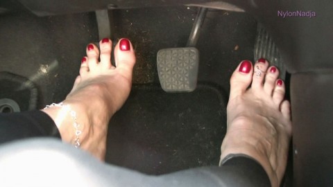 Barefeet pedalpumping