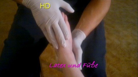 Latexhandschuhe und Füße