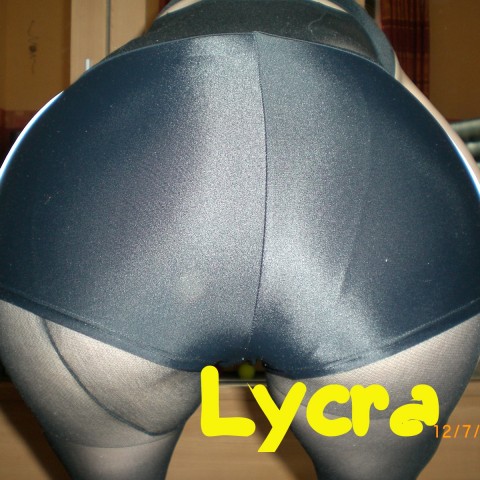 Geile Hochglanz Lycra Panty reitet Swanz an!!