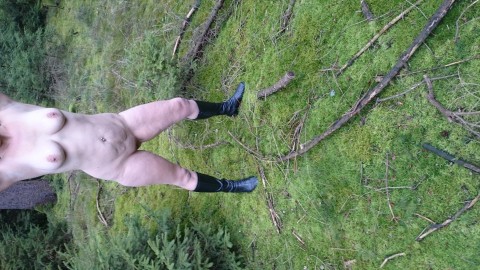 Ricci im kalten Wald nackt