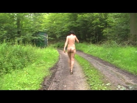 Nackt durch den Wald