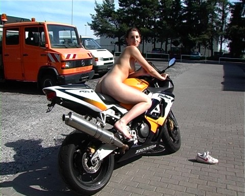 nackt auf dem Motorrad