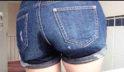 In die Jeans-Shorts Pissen
