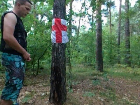 geierbock pisst im wald