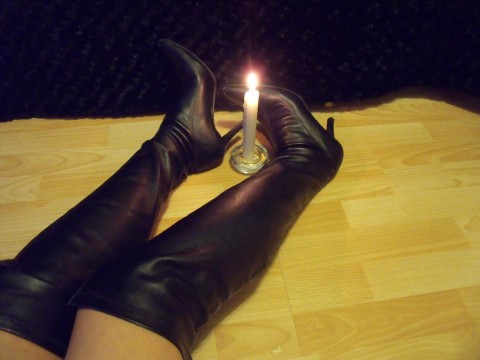 Heißer Kerzenwachs auf geilen Stiefeln !