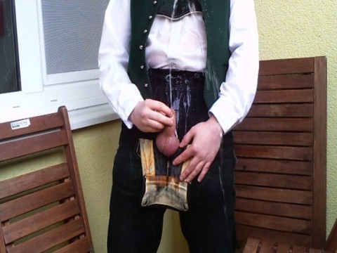 gay - pissing in bavarian traditional leather trouser