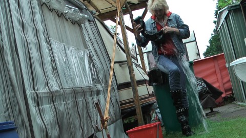 Boots washing in tonne (wet)