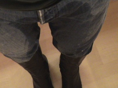 Konnte es nicht halten hab in die Jeans gepisst ist in Stiefel gelaufe