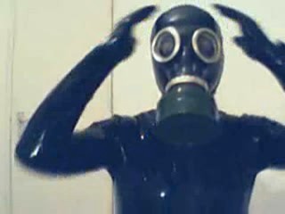 Show off in Rubber and gasmaske