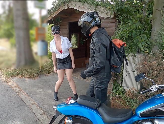 OMG!!! Motorradfahrer erkennt mich beim Public Piss und will mitmachen.