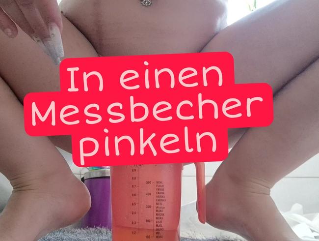 In einen Messbecher pinkeln