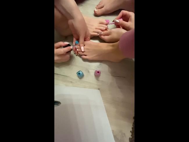 2 versaute Teens lackieren ihre Nägel während sie sehnlichst auf dich warten